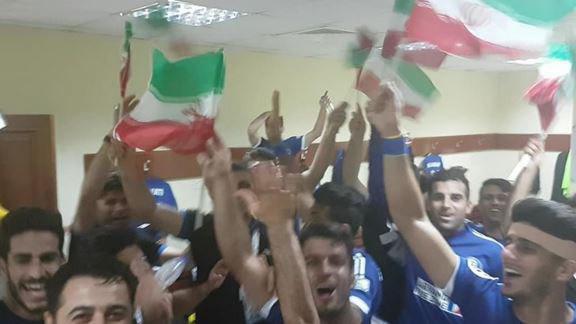 جشن بچه‌های خوزستان در رختکن باپرچم ایران