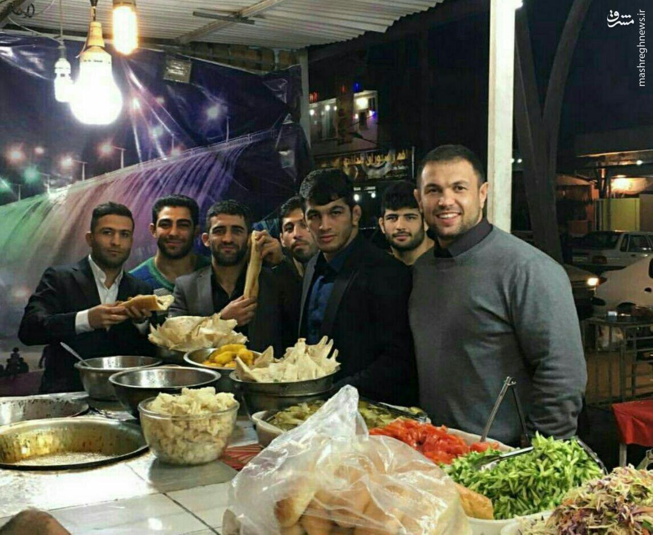 قهرمانان کشتی ایران در حال صرف فلافل! قهرمانان کشتی ایران در حال صرف فلافل!
