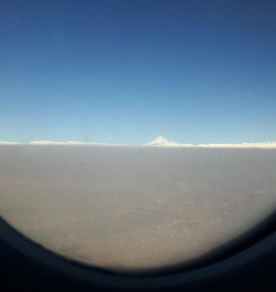 دماوندِ سفید و ابری از دود بر فرازِ تهران