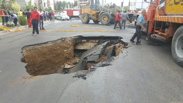 سقوط اتوبوس در حفره در خیابان جمهوری کرج