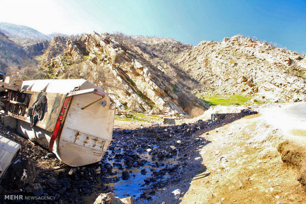 واژگونی تانکر نفتکش در محور پلدختر - خرم آباد