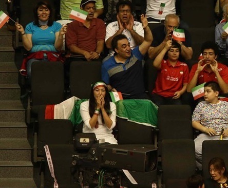 هدبند جالب هوادار زن والیبال ایران