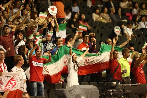 هدبند جالب هوادار زن والیبال ایران