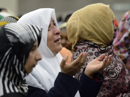 هزاران مسلمان در مراسم خاکسپاری محمد علی حاضر شدند