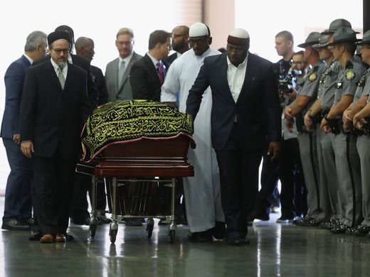 هزاران مسلمان در مراسم خاکسپاری محمد علی حاضر شدند