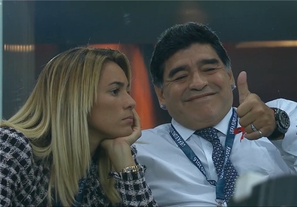 مارادونا تماشاگر بازی فرانسه در یورو 2016