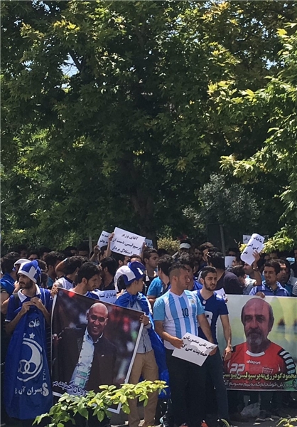 تصاویری از تجمع اعتراض‌‌‌‌‌‌‌‌‌‌‌‌‌آمیز هواداران استقلال مقابل مجلس