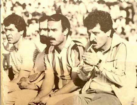 پورحیدری در حال کشیدن سیگار روی نیمکت استقلال پورحیدری در حال کشیدن سیگار روی نیمکت استقلال
