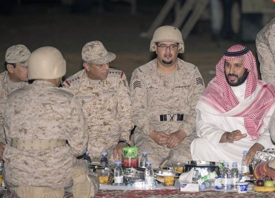 افطار پسر ملک سلمان با نظامیان سعودی