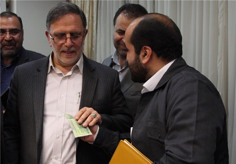 اسکناس ۱۰ هزار تومانی تقلبی در دست آقای رئیس کل+عکس اسکناس ۱۰ هزار تومانی تقلبی در دست آقای رئیس کل+عکس