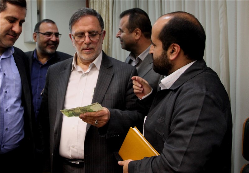 اسکناس ۱۰ هزار تومانی تقلبی در دست آقای رئیس کل+عکس اسکناس ۱۰ هزار تومانی تقلبی در دست آقای رئیس کل+عکس