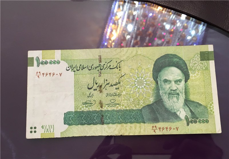 اسکناس ۱۰ هزار تومانی تقلبی در دست آقای رئیس کل+عکس اسکناس ۱۰ هزار تومانی تقلبی در دست آقای رئیس کل+عکس