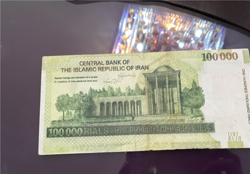 اسکناس ۱۰ هزار تومانی تقلبی در دست آقای رئیس کل+عکس اسکناس ۱۰ هزار تومانی تقلبی در دست آقای رئیس کل+عکس