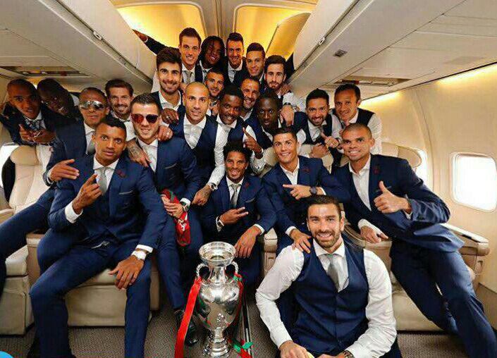 عکس دسته‌جمعی تیم ملی پرتغال در هواپیما