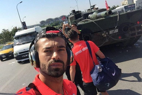 سلفی فوتبالیست ایرانی با تانک ارتش ترکیه