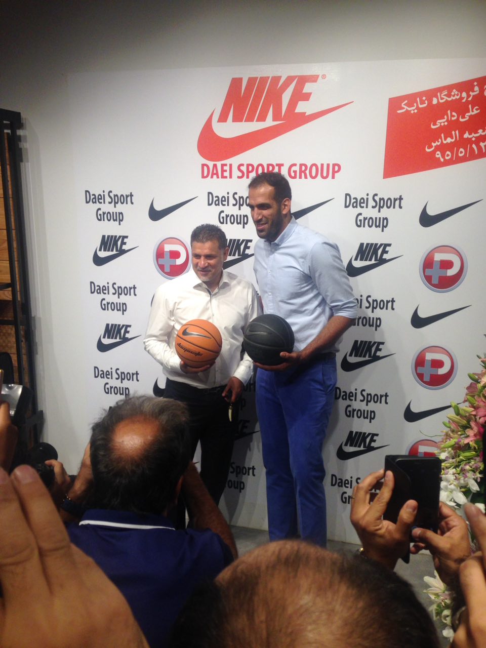 ستاره بسکتبال در افتتاحیه فروشگاه جدید دایی