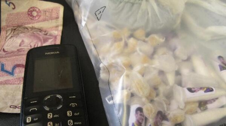 کشف پاکت های مواد مخدر در برزیل با عکس دو ستاره جهانی فوتبال