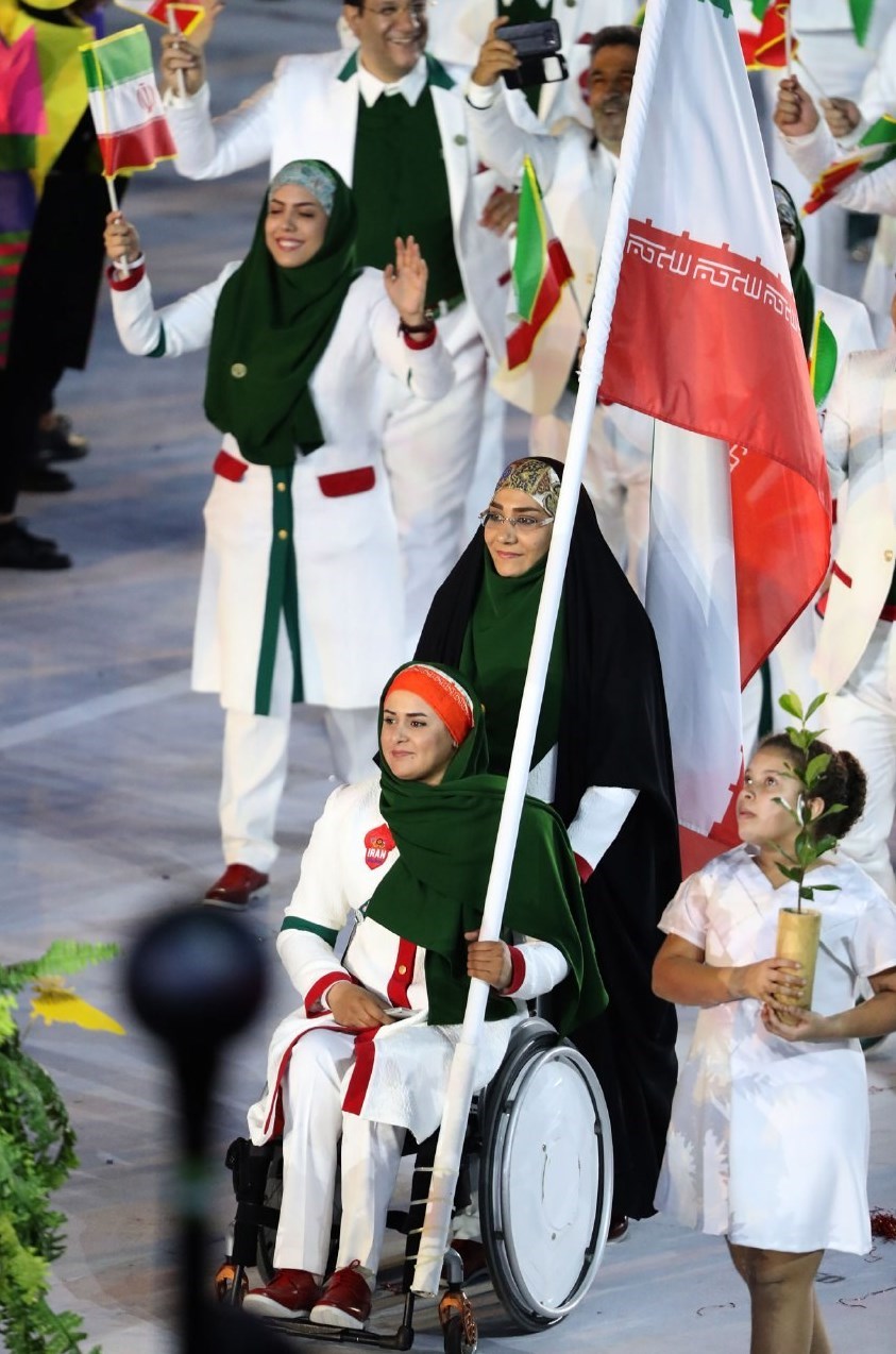 خانم های ایرانی پیشاپیش رژه کاروان سفیدپوش امام رضا(ع)/حمل پرچم عربستان توسط مصری ها