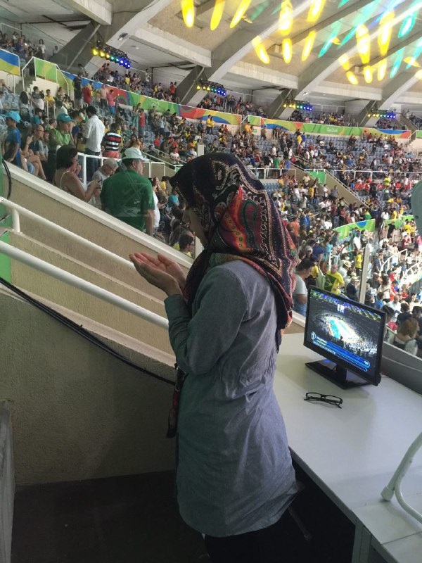 حركت زيباي خبرنگار ايراني و اقامه نماز در حاشیه بازی والیبال