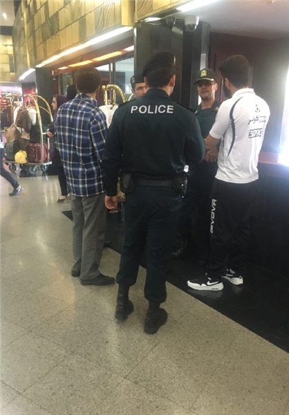 حضور پلیس در اردوی پرسپولیس به خاطر بازداشت یک فرد جنجالی حضور پلیس در اردوی پرسپولیس به خاطر بازداشت یک فرد جنجالی