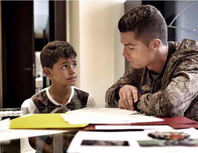 عکس جالب رونالدو در حال آموزش درس به پسرش