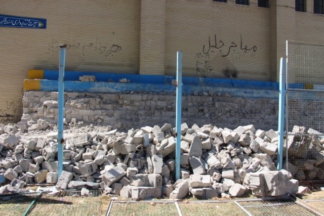 تخریب سکوهای ورزشگاه یاسوج با لودر +تصاویر