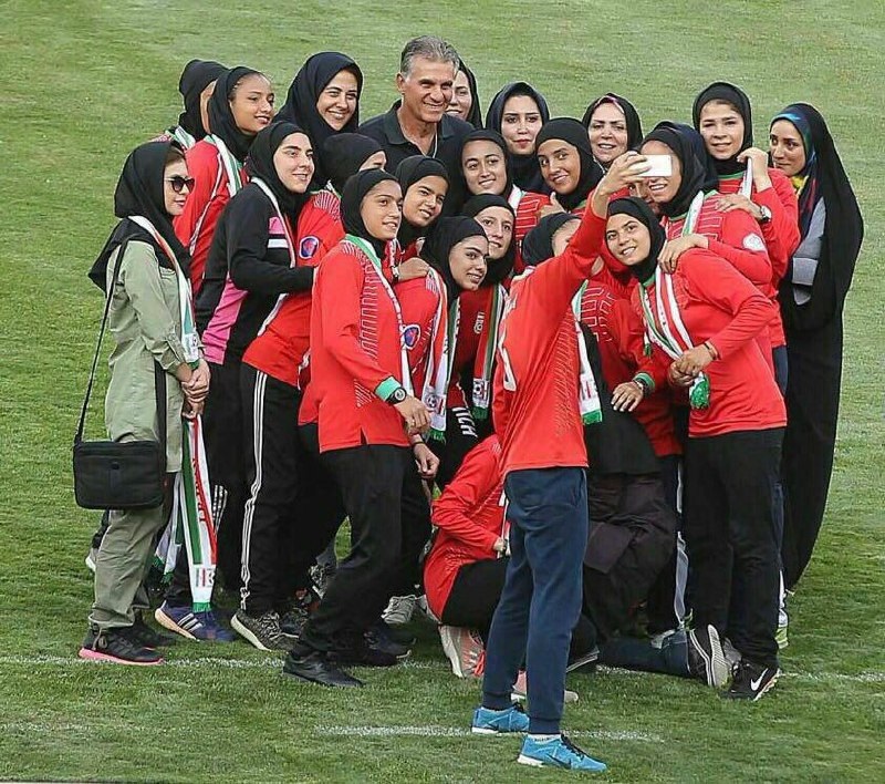 سلفی کی روش و بازیکنان تیم ملی فوتبال بانوان ایران