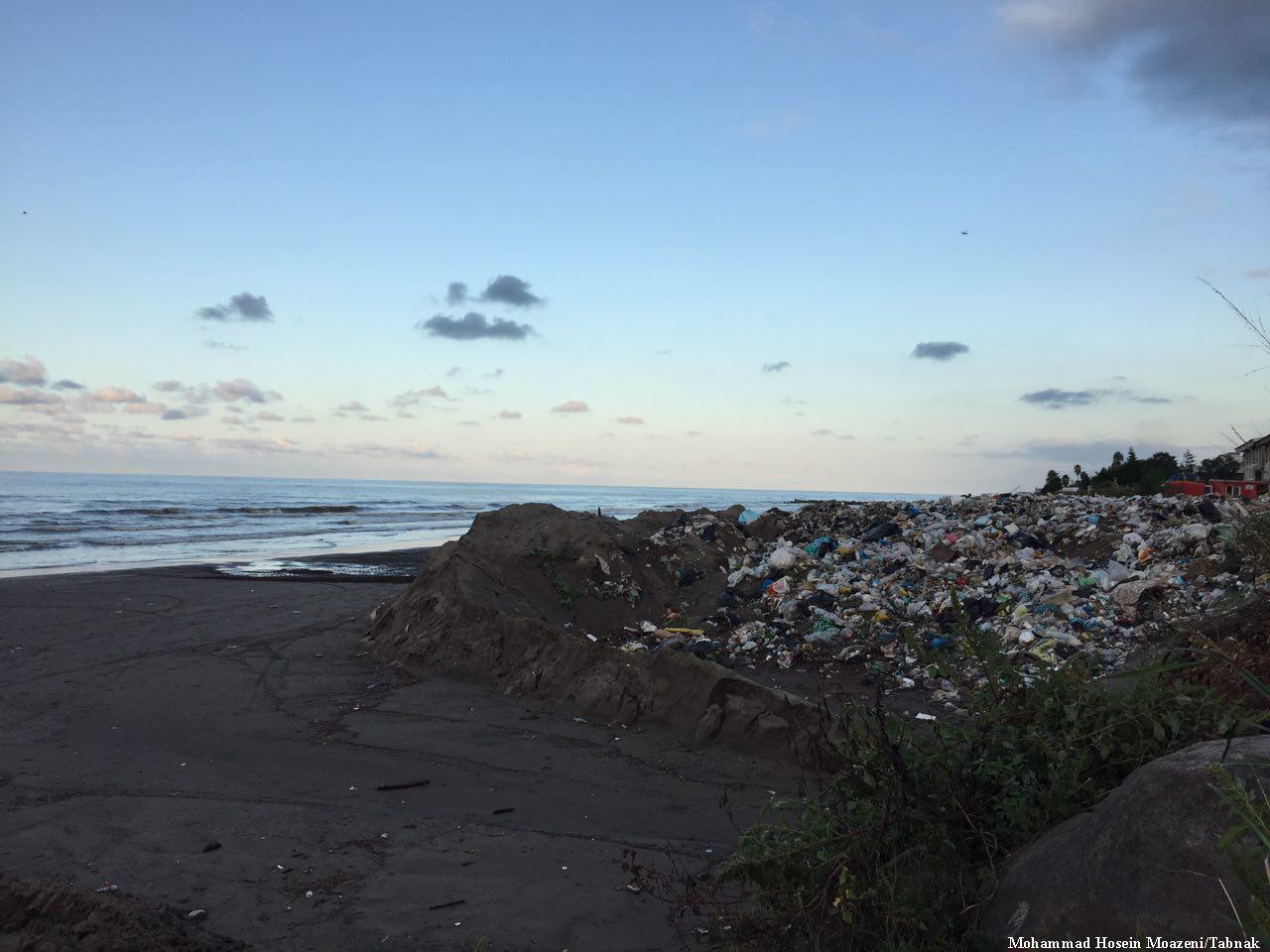 حجم بسيار زياد زباله در ساحل عباس آباد