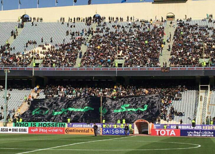 درگیری لفظی با ناظر AFC برسر پرچم یا حسین(ع) درگیری لفظی با ناظر AFC برسر پرچم یا حسین(ع)