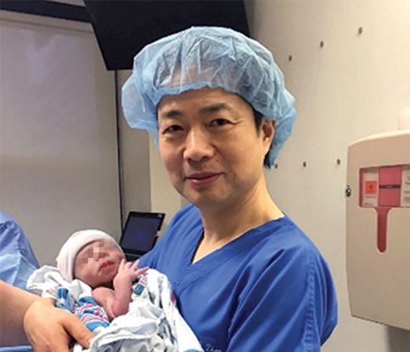 نخستین کودک با سه والد چشم به جهان گشود