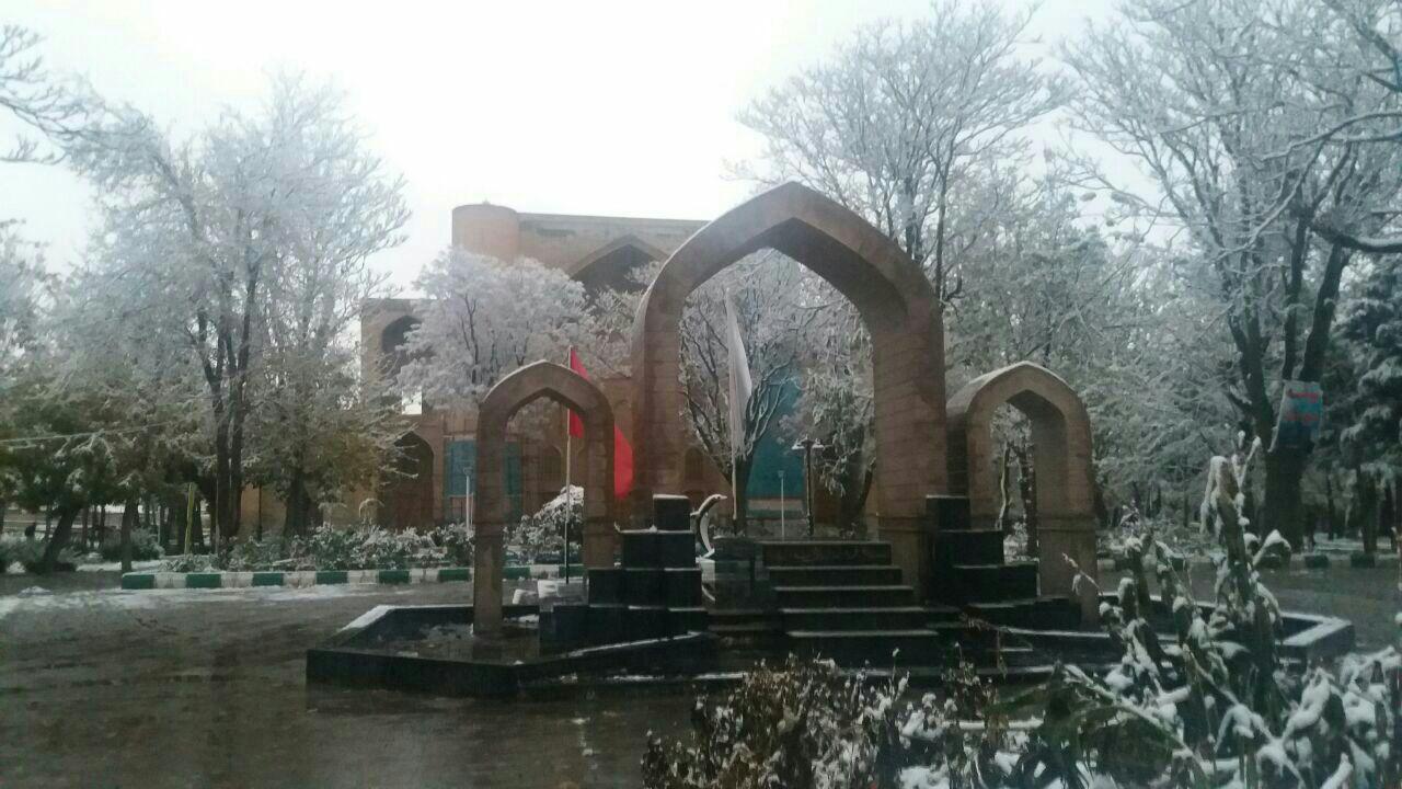بارش برف درپارک شیخ شهاب الدین اهری بارش برف درپارک شیخ شهاب الدین اهری