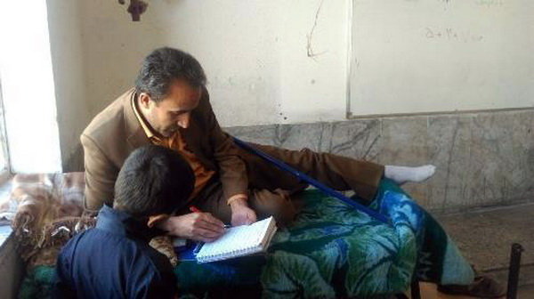تدریس معلم یاسوجی روی تخت در کلاس