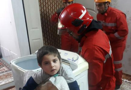 نجات پسر بازیگوش از ماشین لباسشویی نجات پسر بازیگوش از ماشین لباسشویی