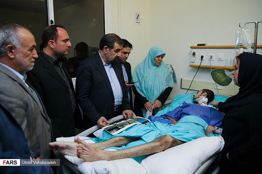 عيادت محسن رضایی از جهادگر بسيجي عيادت محسن رضایی از جهادگر بسيجي