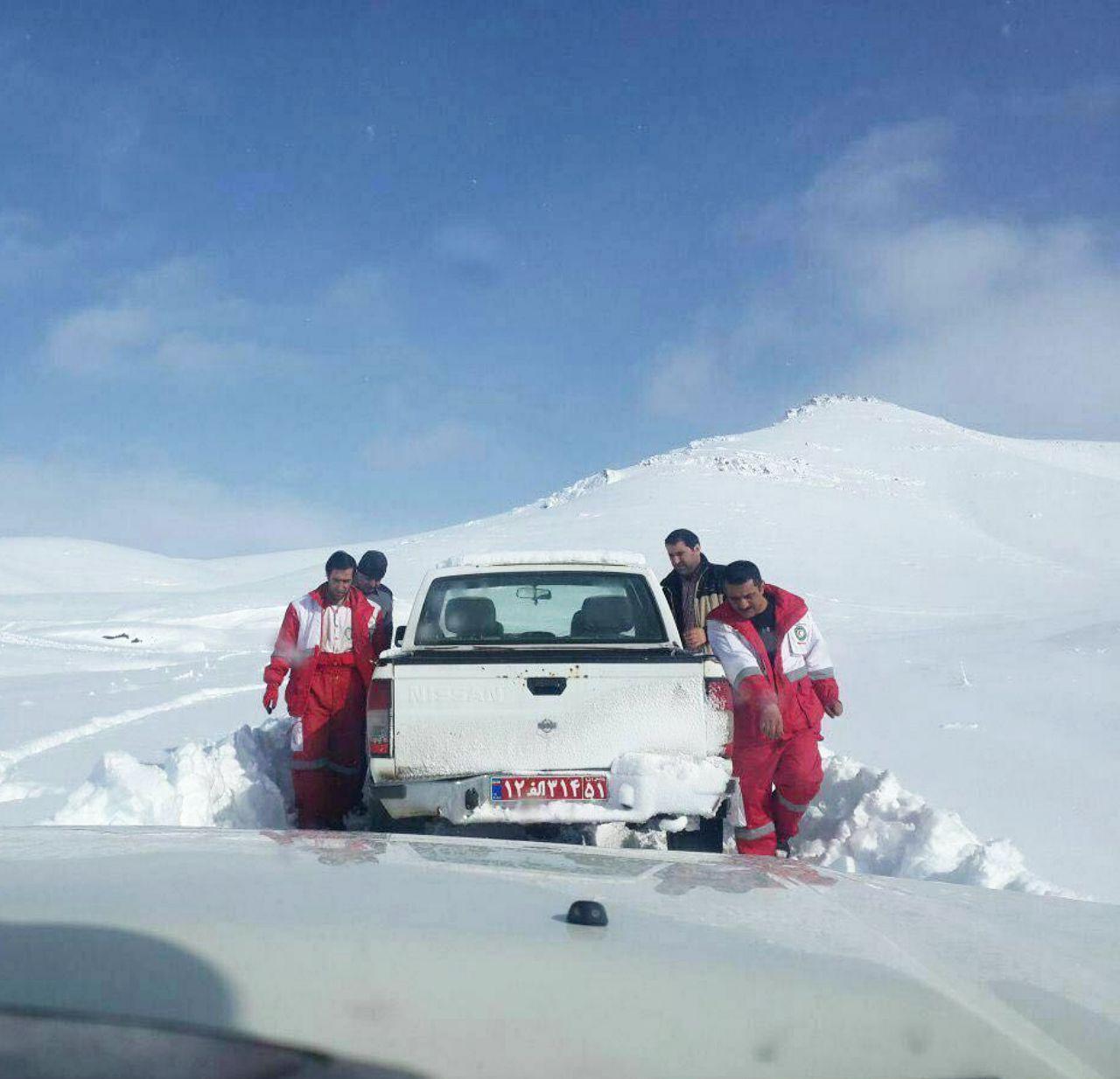 گرفتاری ۱۰۰ خودرو در برف سنگین بانه گرفتاری ۱۰۰ خودرو در برف سنگین بانه