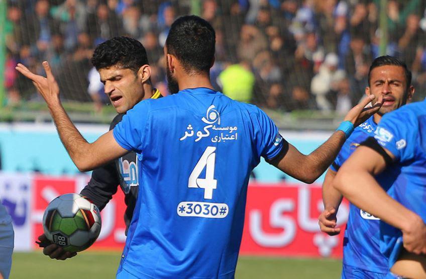حمله هواداران استقلال به داور در فرودگاه اصفهان حمله هواداران استقلال به داور در فرودگاه اصفهان