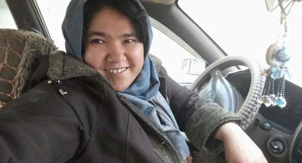 نخستین راننده تاکسی زن افغان