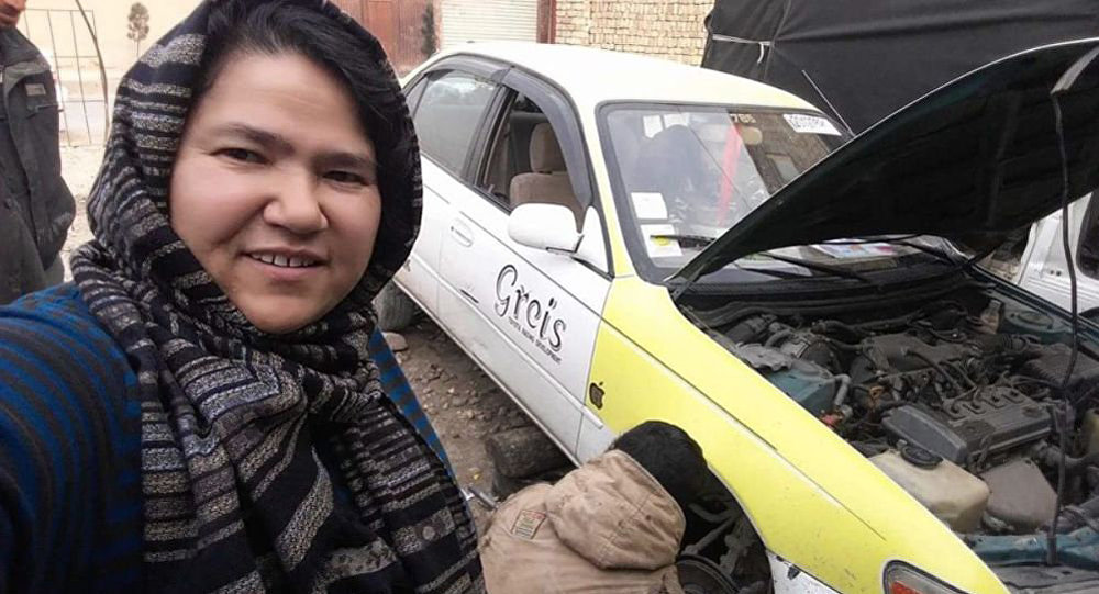نخستین راننده تاکسی زن افغان
