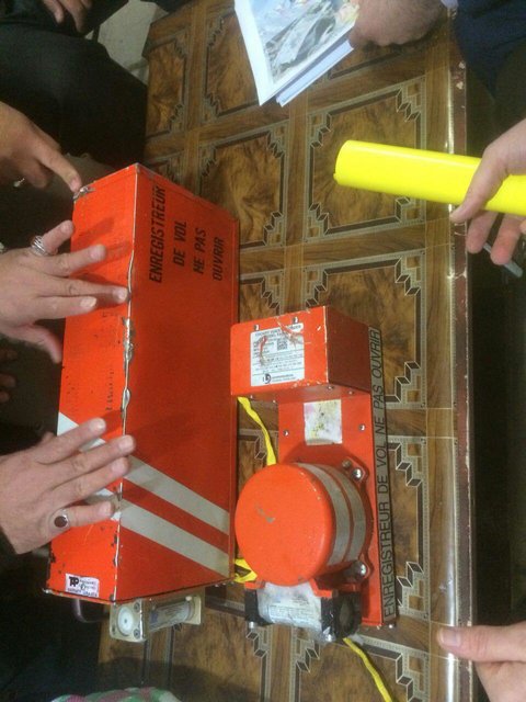 تحویل جعبه سیاه هواپیمای یاسوج به دستگاه قضایی تحویل جعبه سیاه هواپیمای یاسوج به دستگاه قضایی