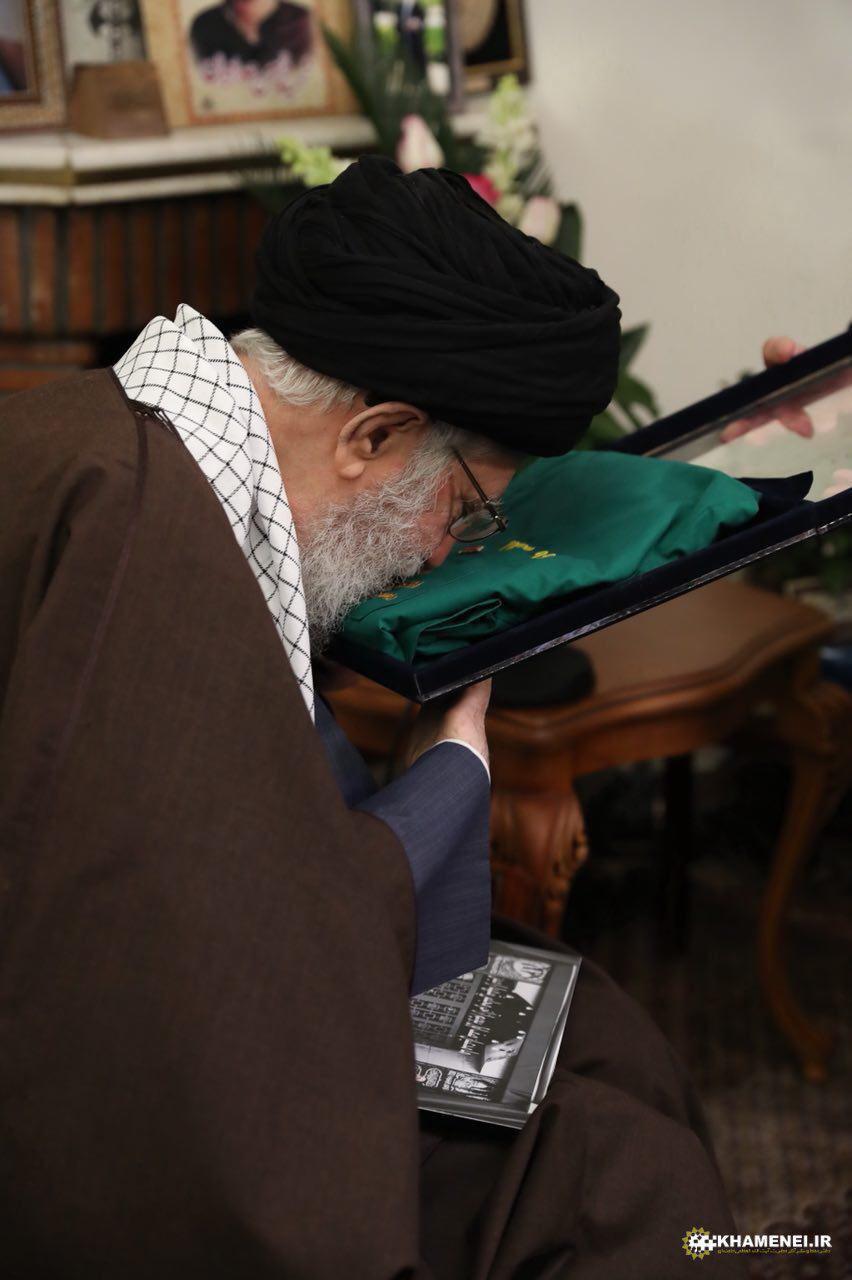 بوسه رهبر انقلاب بر لباس خادمی شهید حدادیان بوسه رهبر انقلاب بر لباس خادمی شهید حدادیان