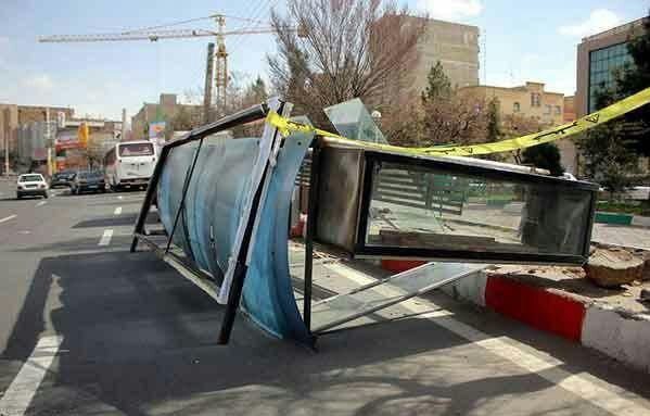 واژگونی ایستگاه اتوبوس در تبریز بر اثر تند باد!