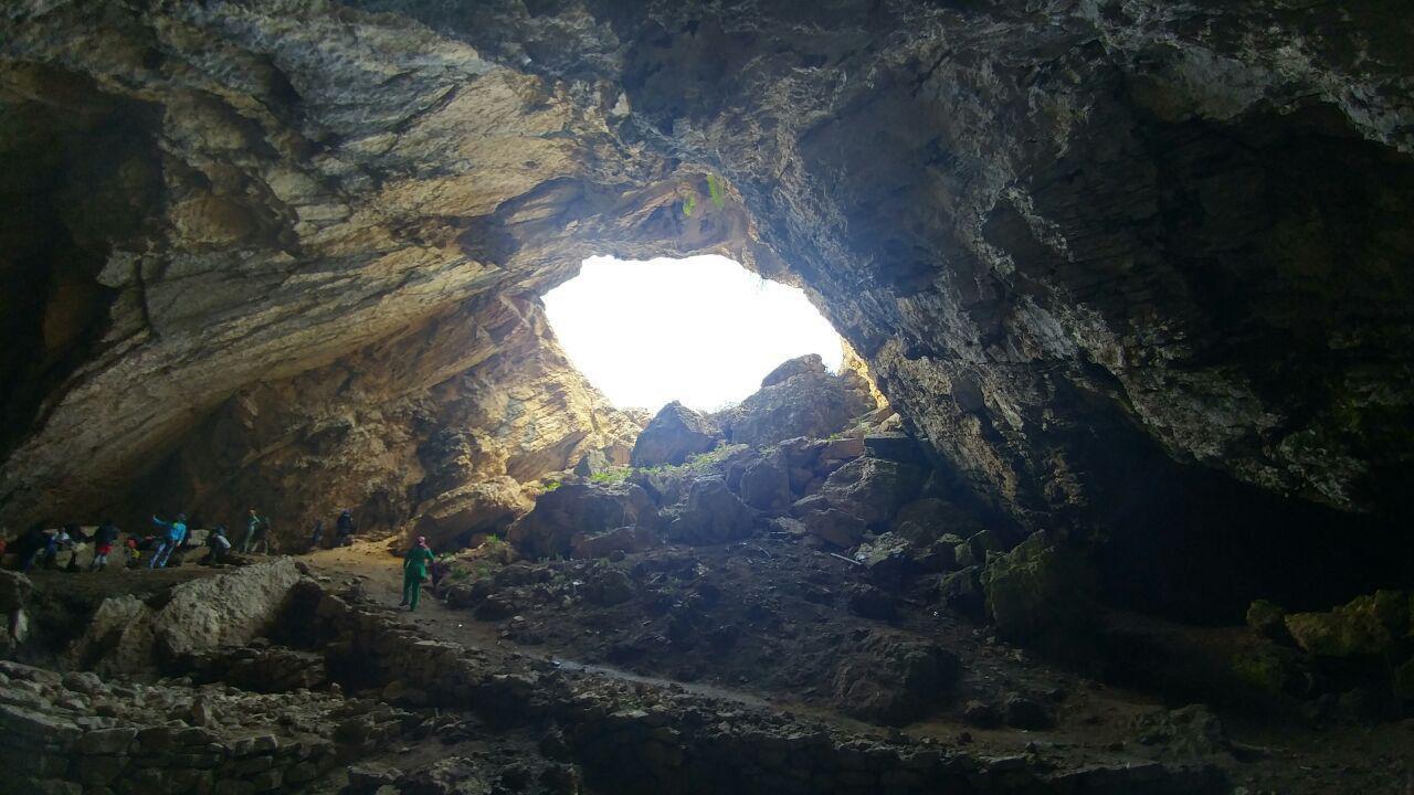 غار بورنیک در شهرستان فیروزکوه، بخش مرکزی، روستای هرانده واقع شده و این اثر در تاریخ ۷ مهر ۱۳۸۱ با شمارهٔ ثبت ۶۳۳۷ به‌عنوان یکی از آثار ملی ایران به ثبت رسیده است.