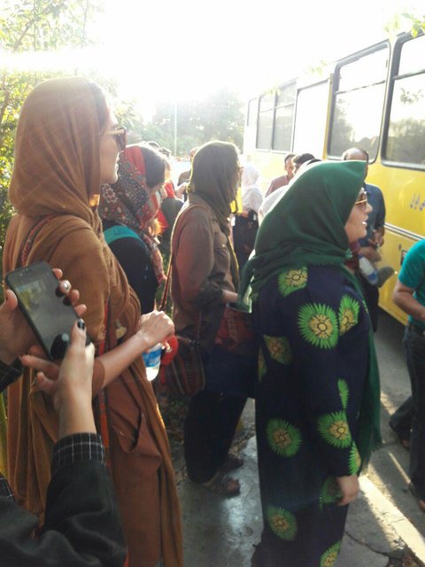 تجمع بانوان معترض ایرانی پشت در ورزشگاه آزادی