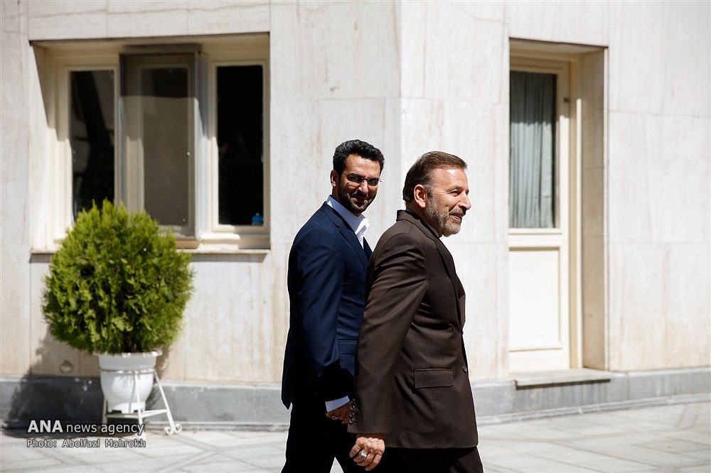 وزیر سابق همچنان در کنار وزیر جوان وزیر سابق همچنان در کنار وزیر جوان