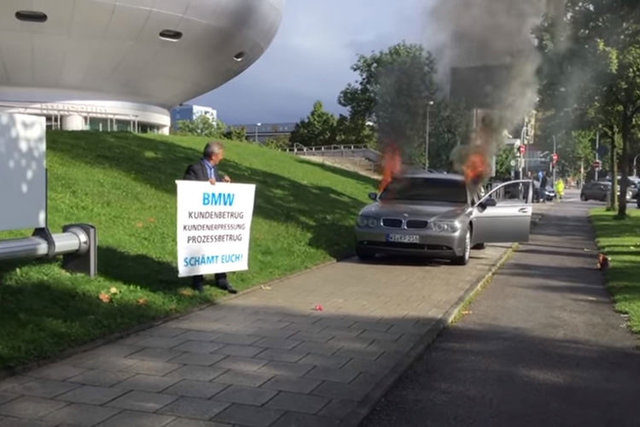 آتش زدن خودروی «ب ام‌و» به نشانه اعتراض