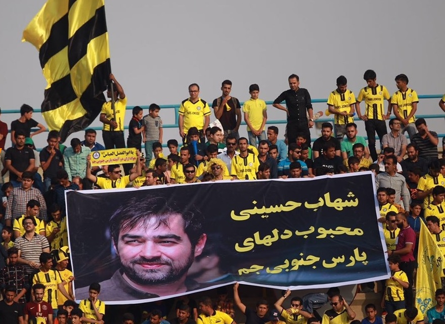 بنر بزرگ بازیگر معروف روی دست تماشاگران ورزشگاه