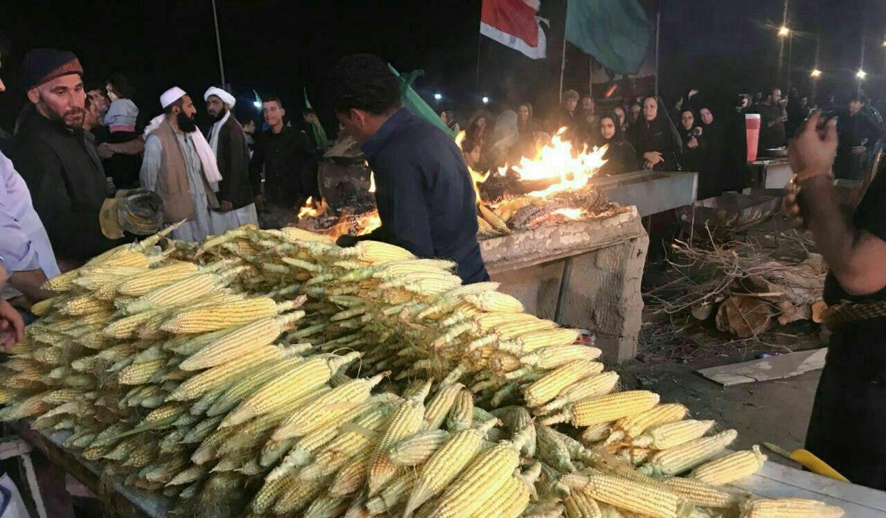 پذيرايی متفاوت از زائران حسينی در مرز شلمچه پذيرايی متفاوت از زائران حسينی در مرز شلمچه
