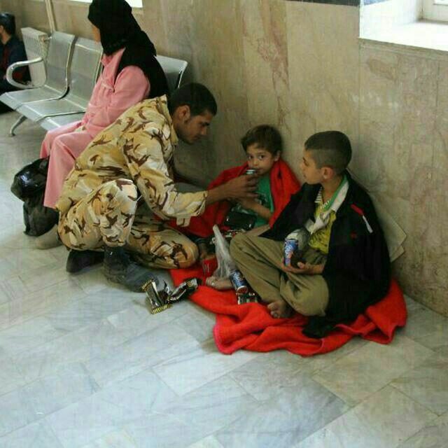 کمک یک سرباز به کودک زلزله زده کمک یک سرباز به کودک زلزله زده