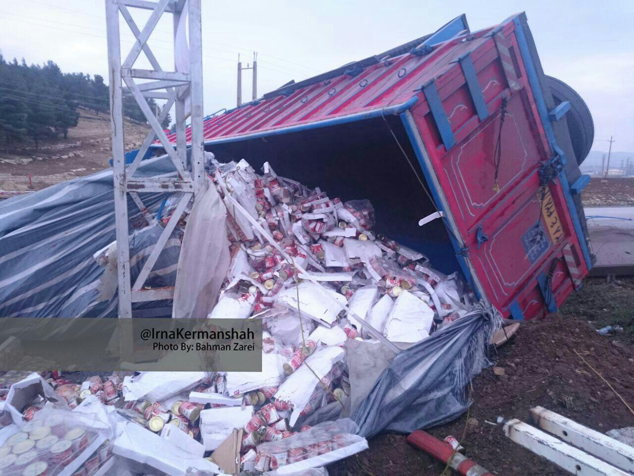 واژگونی کامیون حامل مواد خوراکی در اسلام آباد