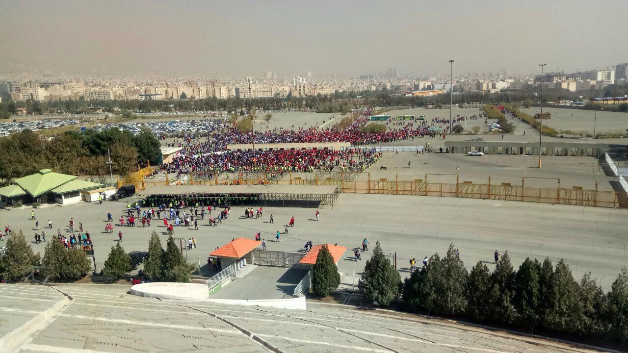 نمایی جالب از ازدحام تماشاگران بدون بلیت دربی